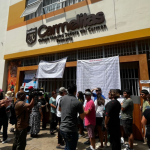 Reportan caos y demoras en centros de votación por falta de material electoral