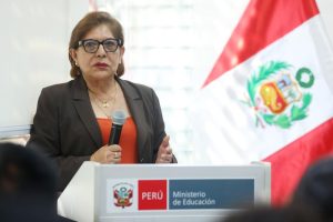 Ministra de Educación no responde por suspensión de Beca Bicentenario