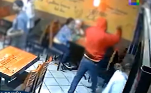 Ataque por celos: Sujeto encapuchado apuñala a hombre al hallarlo con su pareja