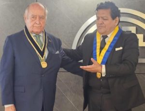 El Parlamento Andino condecoró a Ántero Flores-Aráoz
