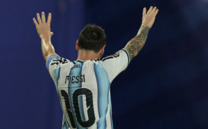El mítico enano lo hizo otra vez: Argentina goleó a Argelia con triplete de Lionel Messi
