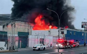 Cercado de Lima: Más de 30 unidades de bomberos atienden incendio en almacén