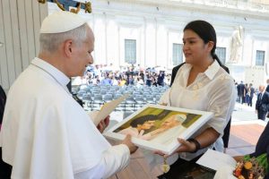 ¡De Piura al Vaticano! El emotivo reencuentro entre una joven chulucanense y su padrino, el papa León XIV