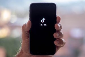 ¿Por qué Reino Unido prohibirá las redes sociales a menores de 16 años?