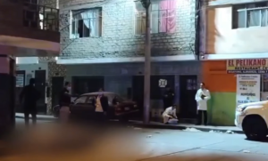 ¡DE 15 BALAZOS! Sicarios acribillan a venezolano cuando guardaba su moto en SMP